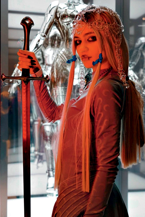 GRIMES – TWITTER @GRIMEZSZ 34 2021.jpg ESPERTA - Grimes: ela embolsou 6 milhões de dólares com seus clipes -