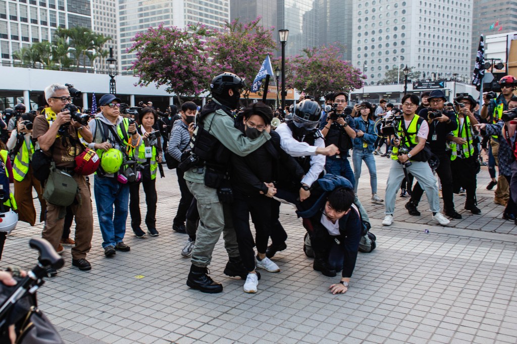 Membros da tropa de choque da polícia durante manifestação em apoio à minoria uigur em Xinjiang. 22/12/2019