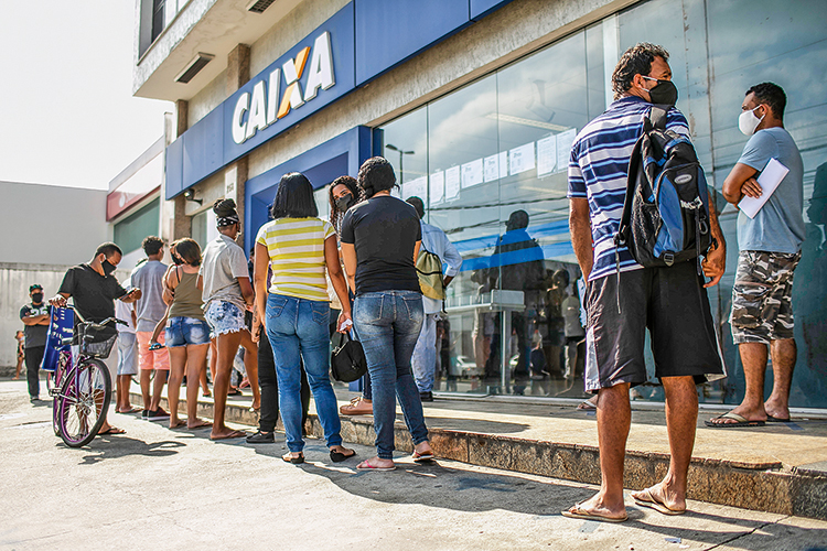 Crowds Line Up at Caixa Economica Federal to Receive the Second Installment of the Urgent Government Benefit Due to the Coronavirus (COVID – 19) Pandemic IMPACTO - Fila do auxílio: a nova rodada custará até 44 bilhões de reais aos cofres -