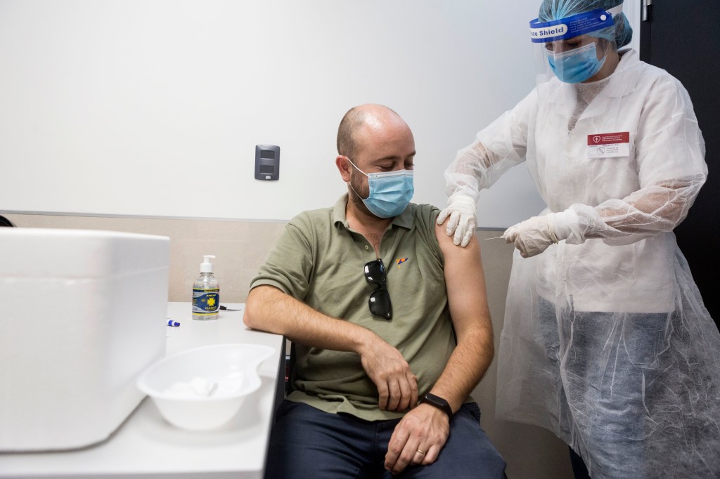 Homem recebe vacina contra a Covid-19 em Montevidéu, Uruguai. 01/03/2021