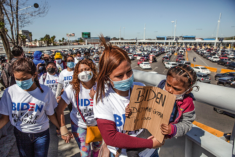 Migrants at the border between Mexico and the USA NA FRONTEIRA - Grupo de várias nacionalidades pede asilo: novos acenos atraíram uma multidão -