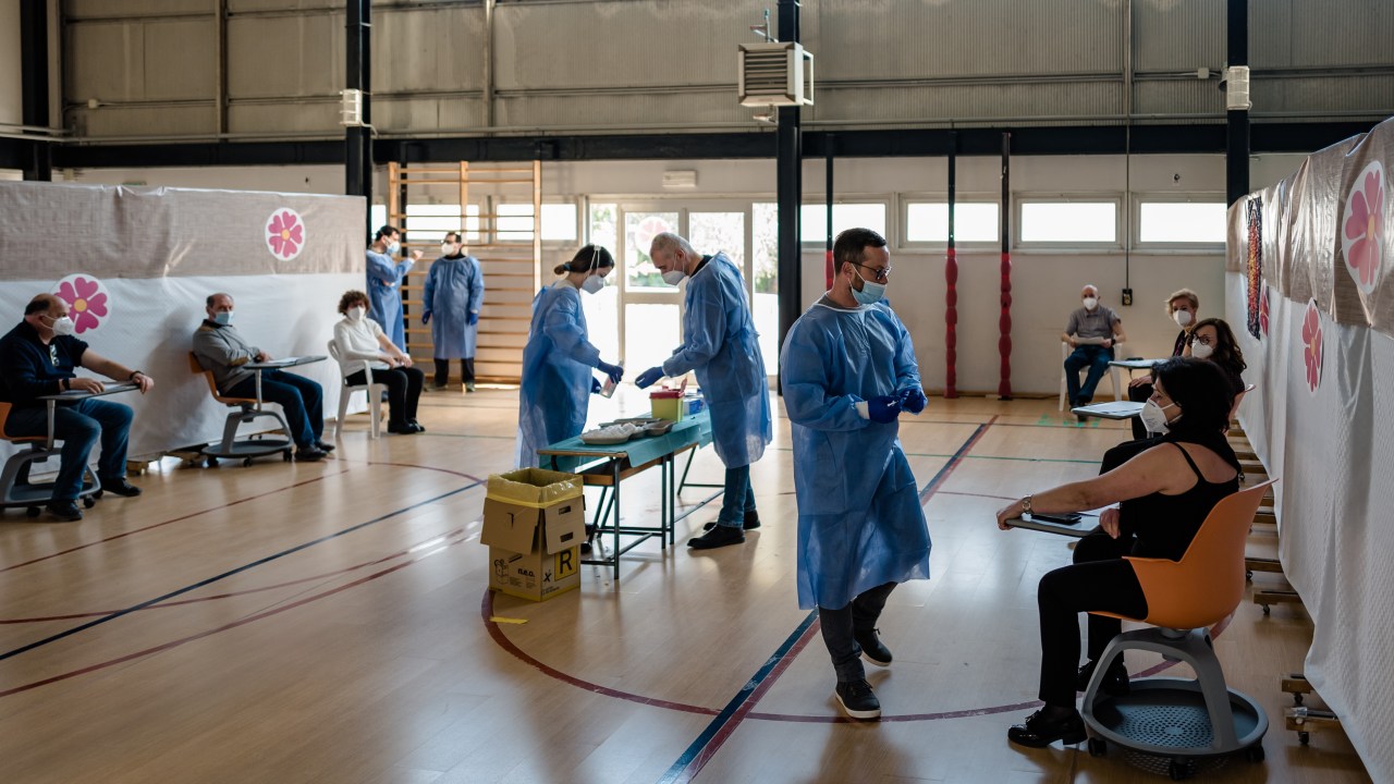 Professores e funcionários de escola são vacinados contra a Covid-19 em Molfetta, Itália. 04/03/2021