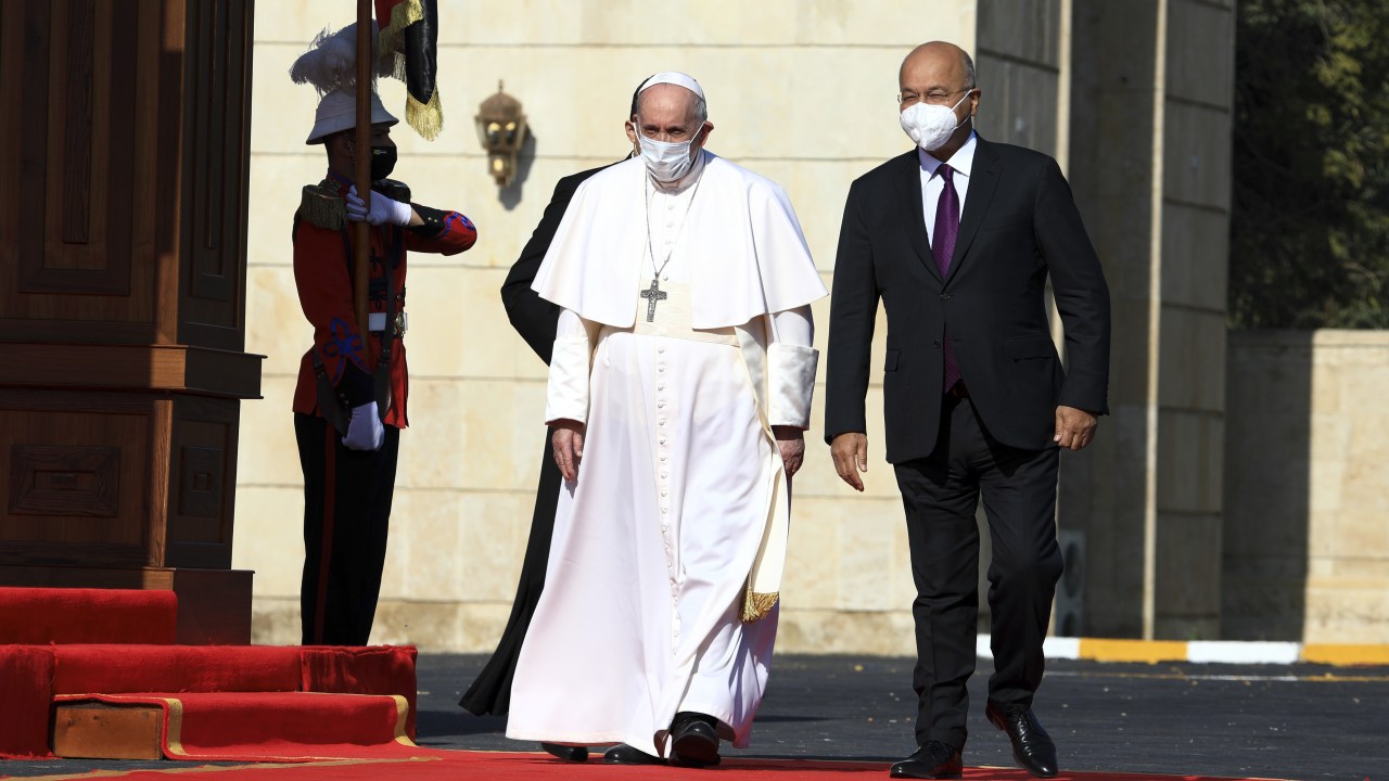 Papa Francisco é recebido por presidente iraquiano, Barham Salih, no Palácio Presidencial, em Bagdá. 05/03/2021