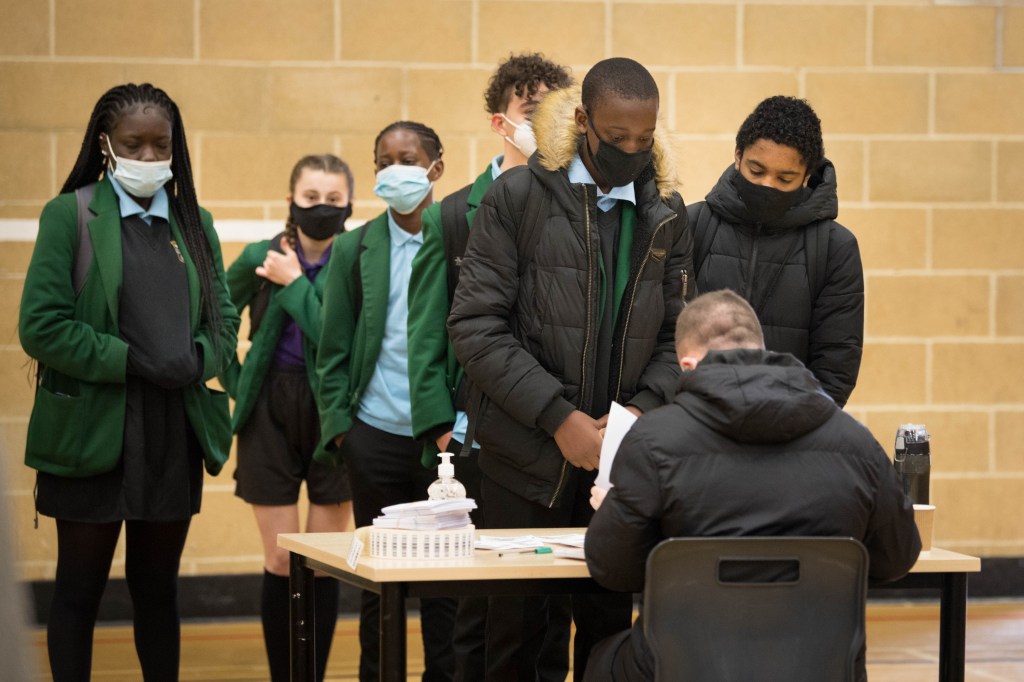 Alunos da escola Sydney Russell, em Londres, fazem fila para testes para detecção da Covid-19. 08/03/2021