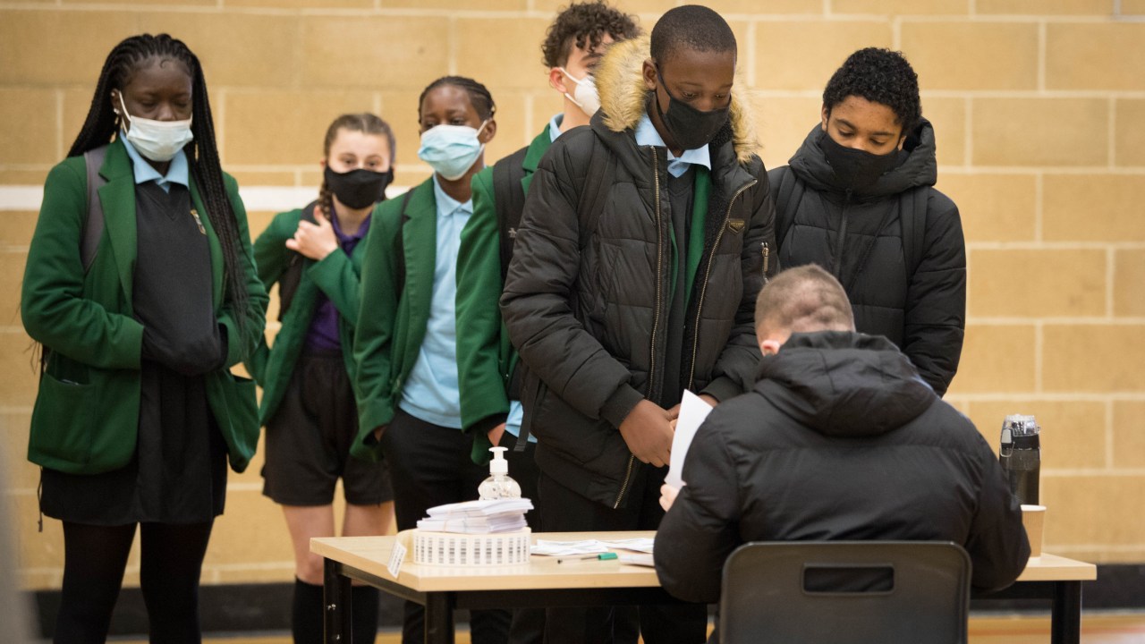 Alunos da escola Sydney Russell, em Londres, fazem fila para testes para detecção da Covid-19. 08/03/2021