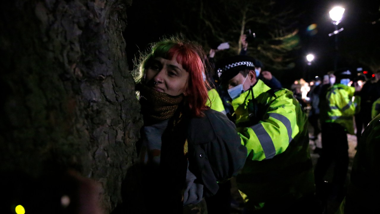 Mulher é detida durante vigília por Sarah Everard em Londres - 13/03/2021