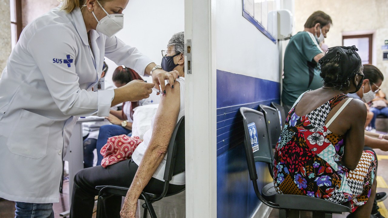 RESULTADO - Vacinação: no Rio, queda de 20% de internações entre idosos com mais de 90 anos já imunizados -