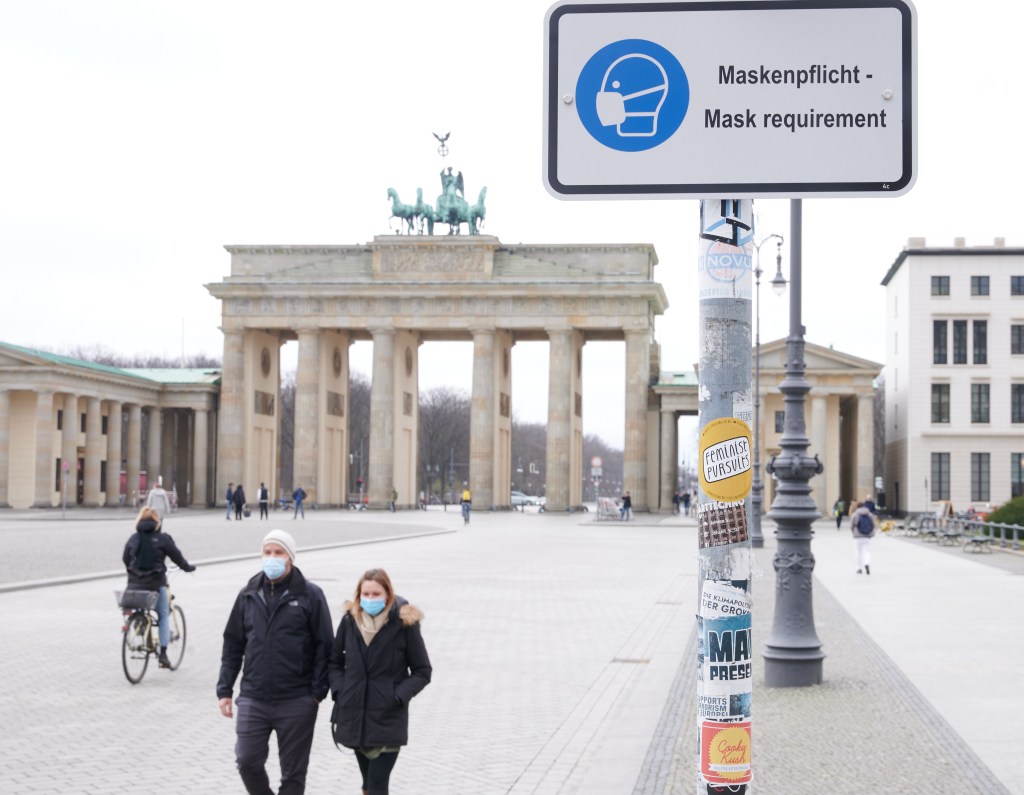 'Maskenpflicht': Placa na Praça Parisiens, em Berlim, pede uso obrigatório de máscara facial - 17/03/2021
