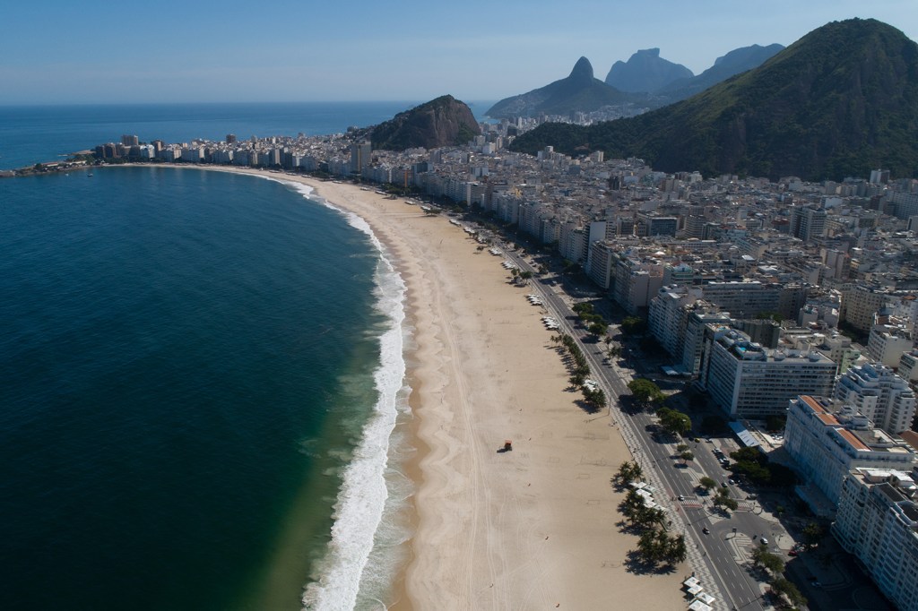 A quase deserta praia de Copacabana, no Rio de Janeiro -