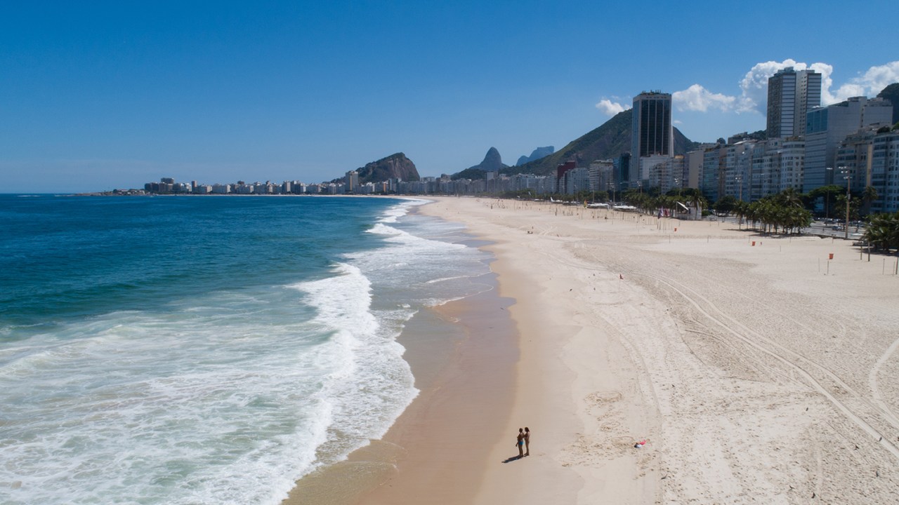 A quase deserta praia de Copacabana, no Rio de Janeiro -