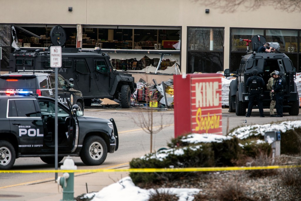 Policiais cercam supermercado em Boulder, no estado do Colorado (EUA), após ataque - 22/03/2021