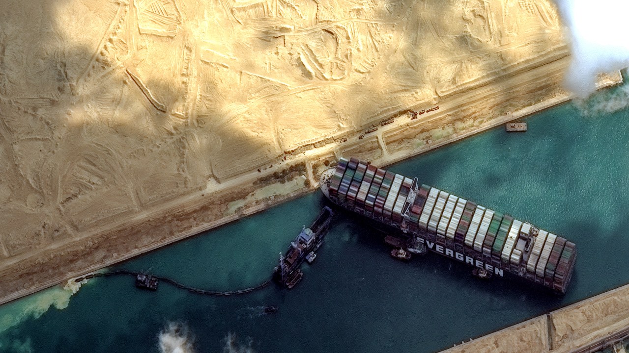 Navio ficou encalhado por 6 dias, no Canal de Suez.