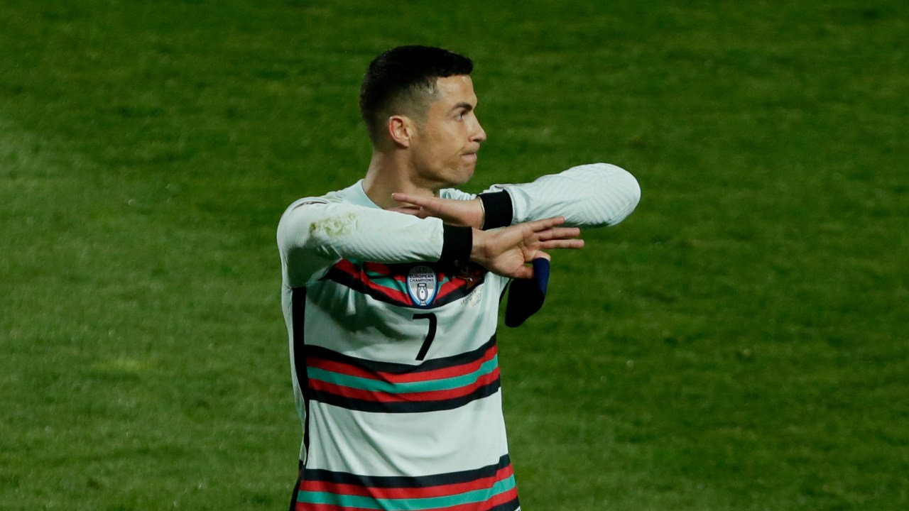 Cristiano Ronaldo inconformado com arbitragem em Portugal x Sérvia -World Cup Qualifier