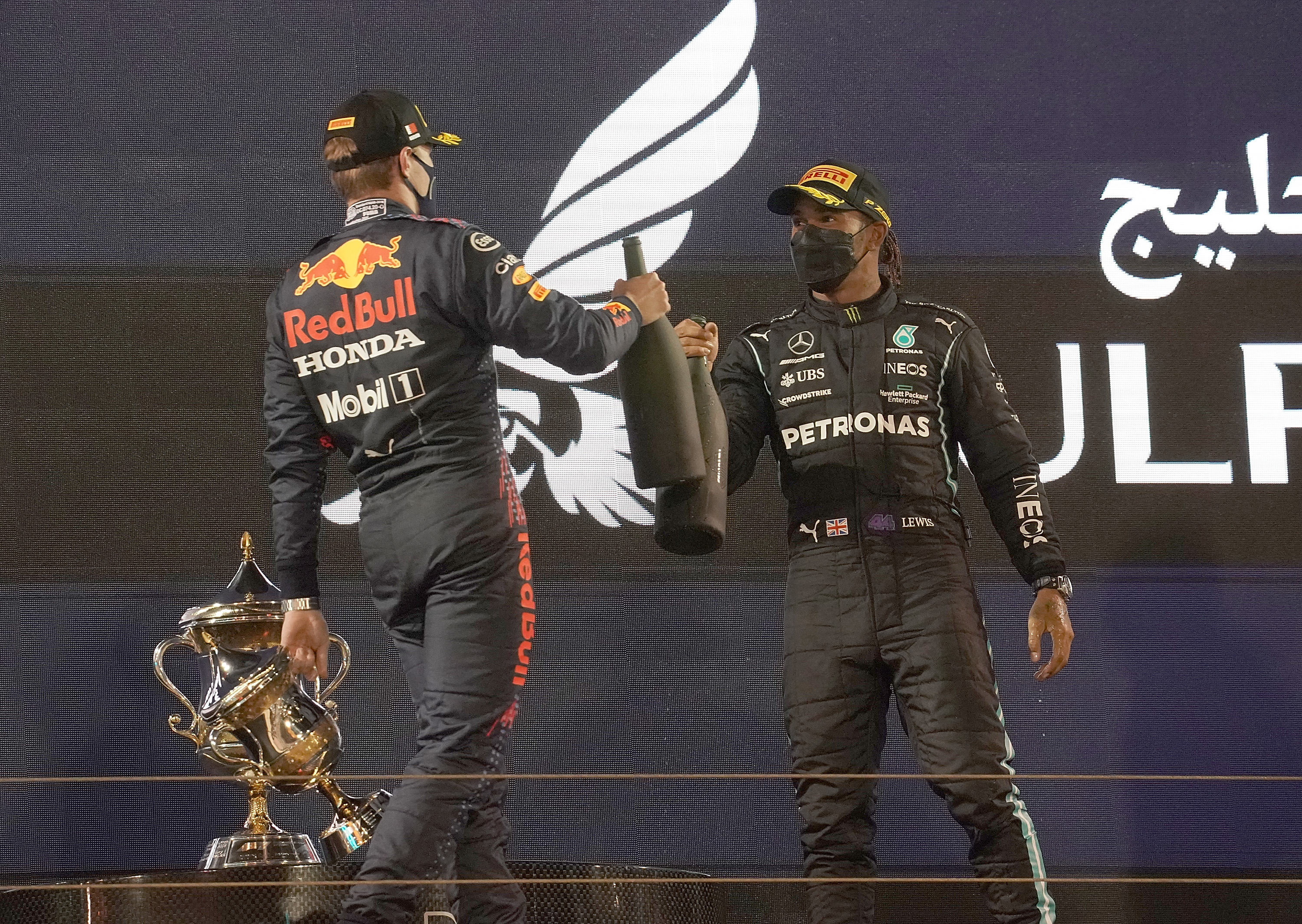 Verstappen e Hamilton se cumprimentam no pódio no Bahrein