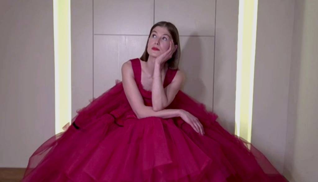 NBC’s “78th Annual Golden Globe Awards” – Winners Press Experience Com uma década de carreira, Rosamund Pike ganha seu primeiro Globo de Ouro