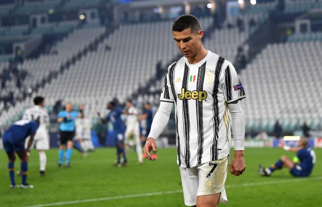 Cristiano Ronaldo deixa o campo após eliminação da Juventus contra o Porto