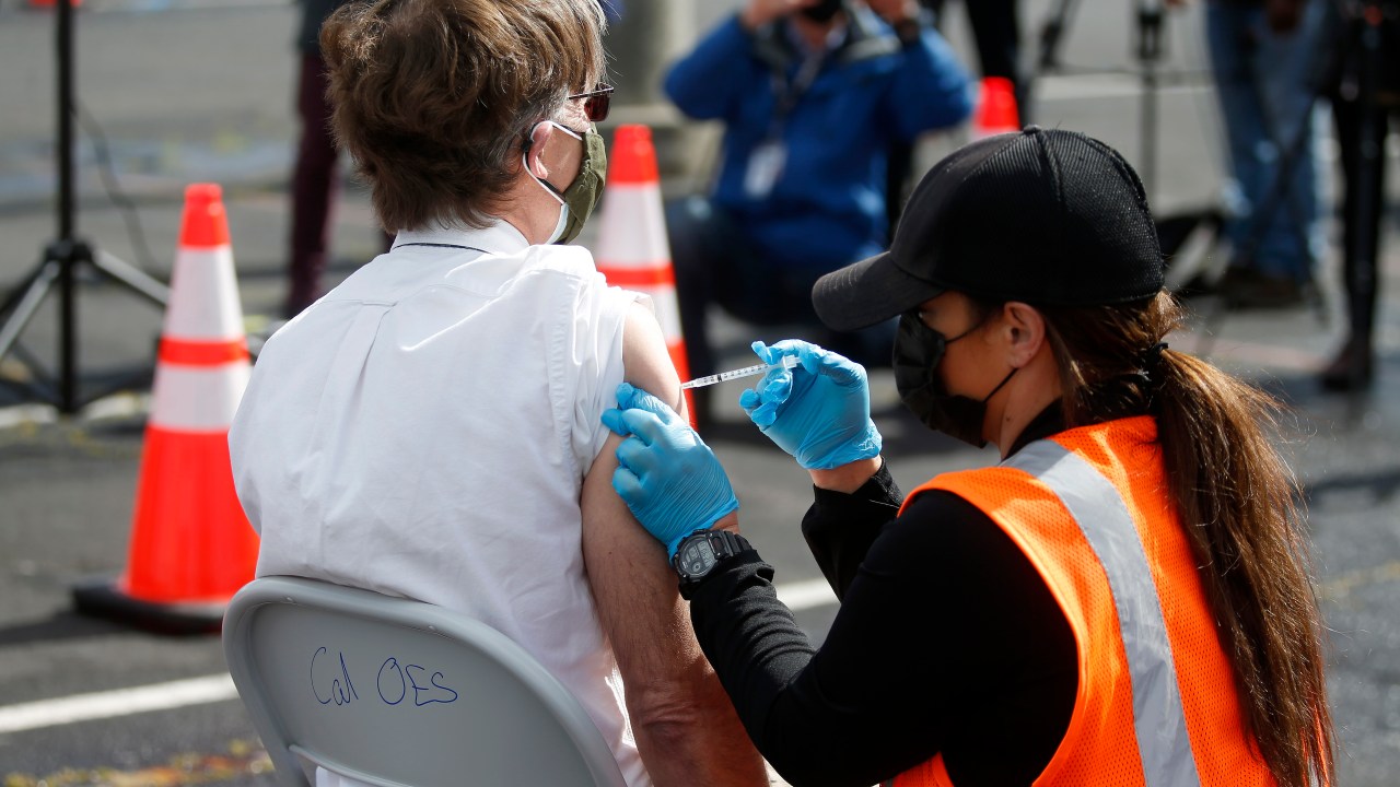 Homem recebe dose da vacina da Johnson &Johnson em Oakland, Califórnia - 11/03/2021