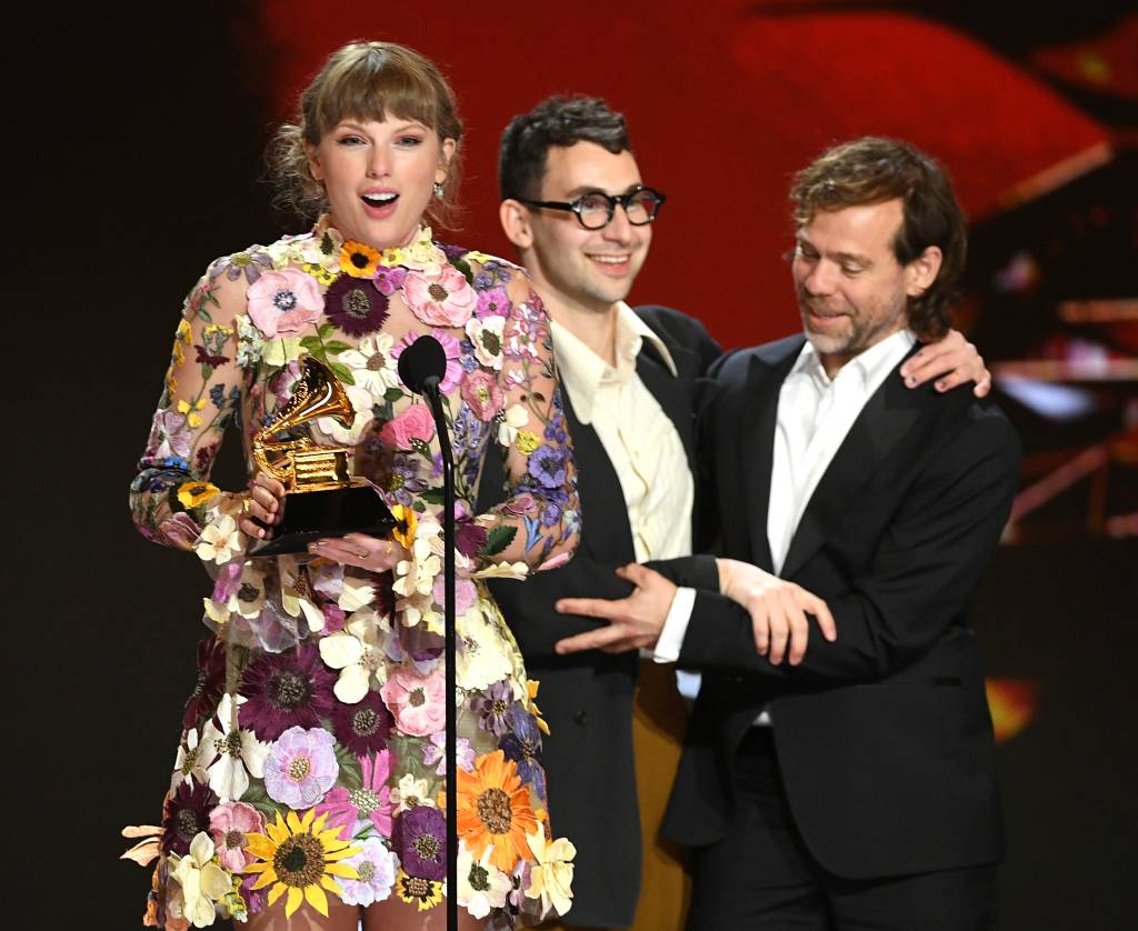 LOS ANGELES, CALIFORNIA - MARCH 14: (L-R) Taylor Swift, Jack Antonoff, and Aaron Dessner accept the Album of the Year award for ‘Folklore’ onstage during the 63rd Annual GRAMMY Awards at Los Angeles Convention Center on March 14, 2021 in Los Angeles, California. (Photo by Kevin Winter/Getty Images for The Recording Academy)