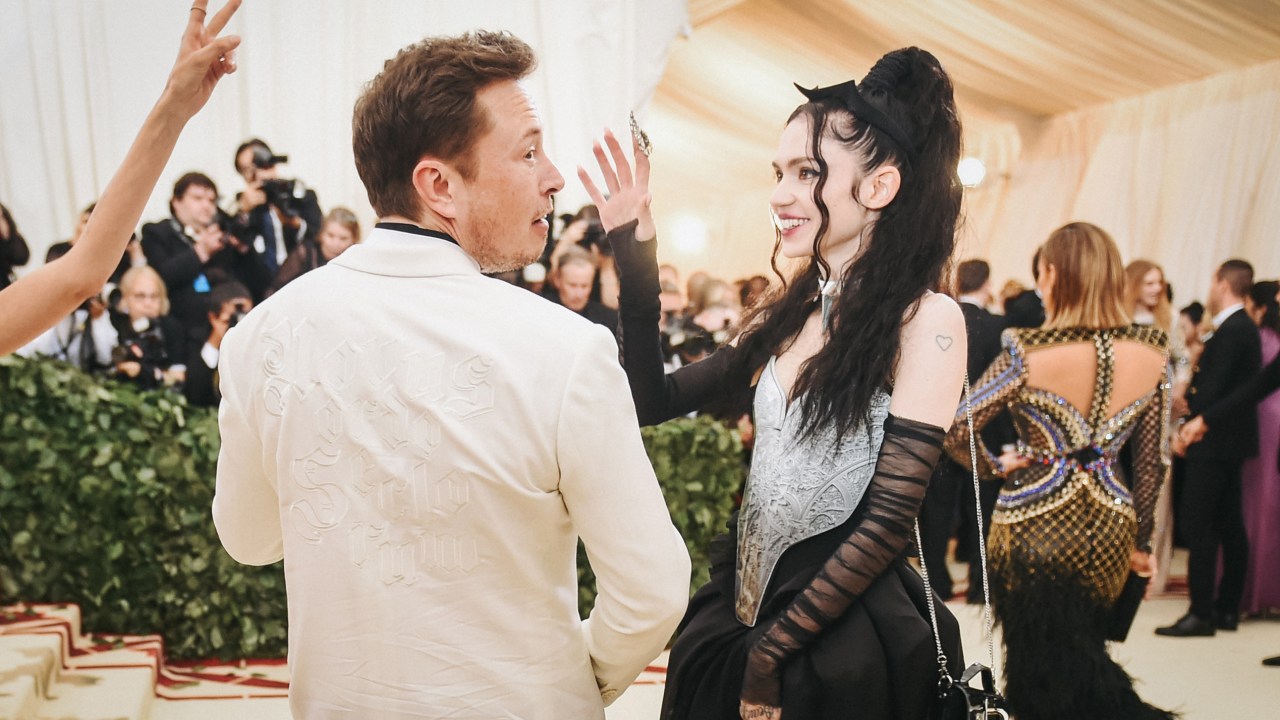 Elon Musk e Grimes em evento no The Metropolitan Museum of Art em 2018