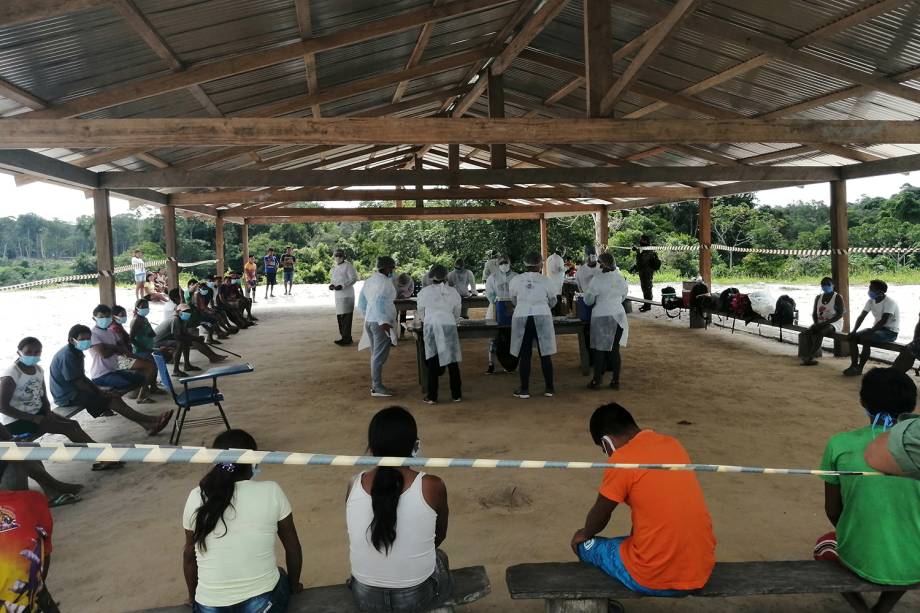 Vacinação na aldeia de Tacaruá-Igarapé -