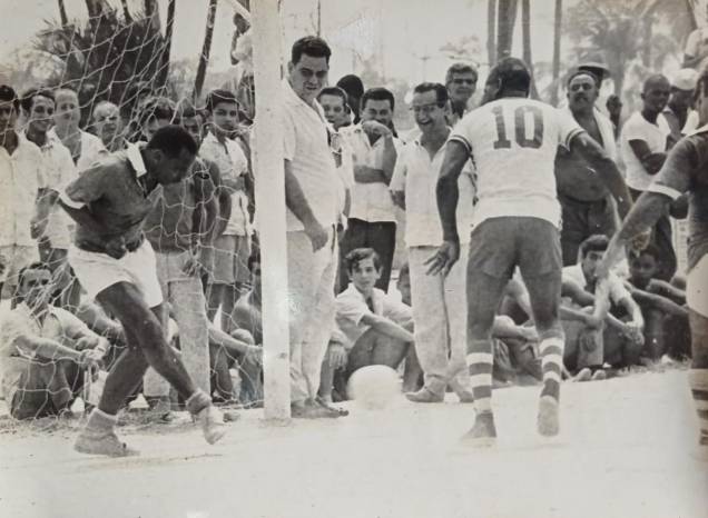 Jogando em campo de terra, com a camisa 10, no aterro do Flamengo - Jogando em campo de terra, com a camisa 10, no aterro do Flamengo -