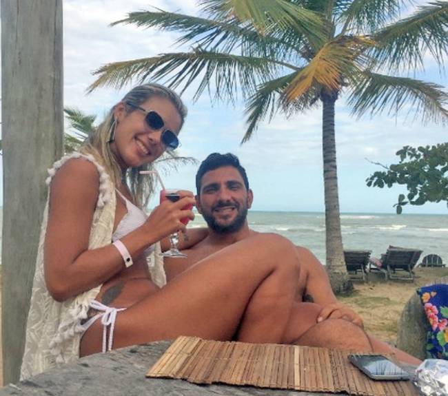 Julia Lotufo posa para foto com miliciano Adriano Magalhães da Nóbrega, chefe do Escritório do Crime