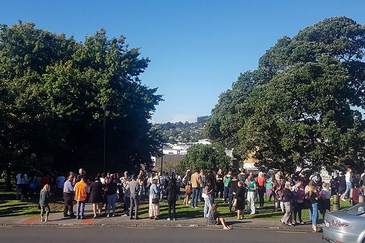 Pessoas se reúnem em um terreno elevado na cidade de Whangarei, na Nova Zelândia -