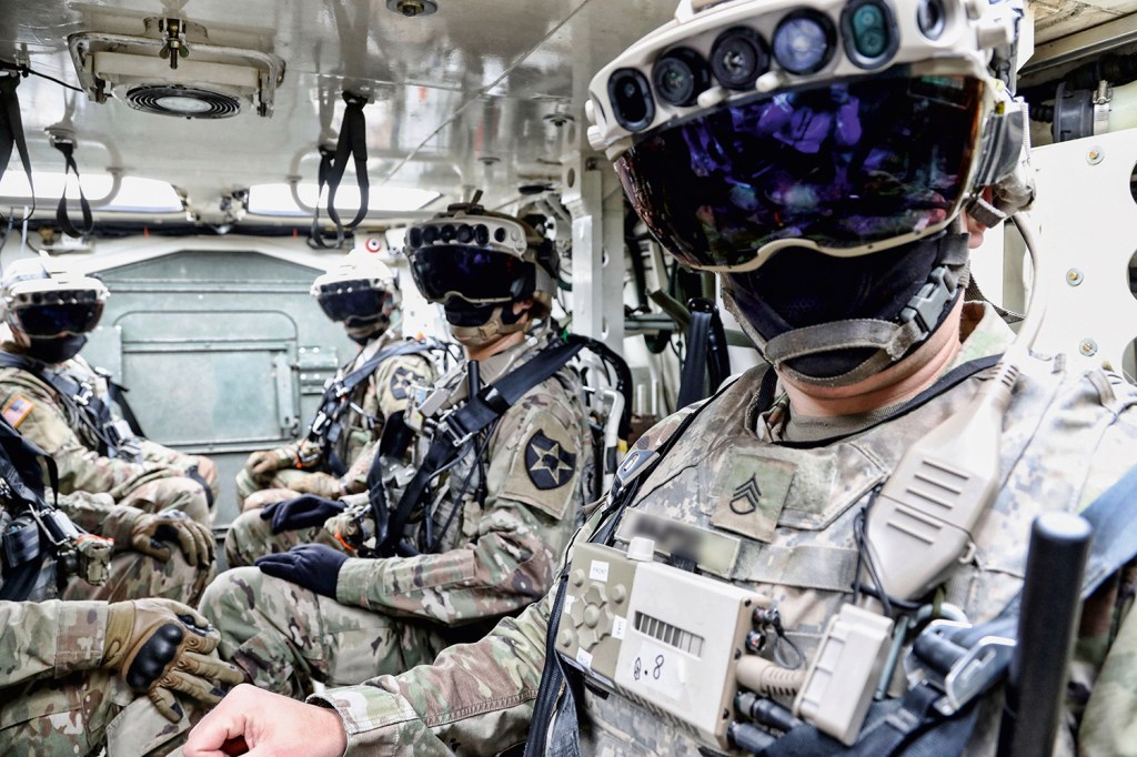VISÃO TOTAL - Soldados americanos testam óculos especiais: recurso virtual em cenário de guerra real - Na imagem um dos soldados está com o óculos especial de super visão.
