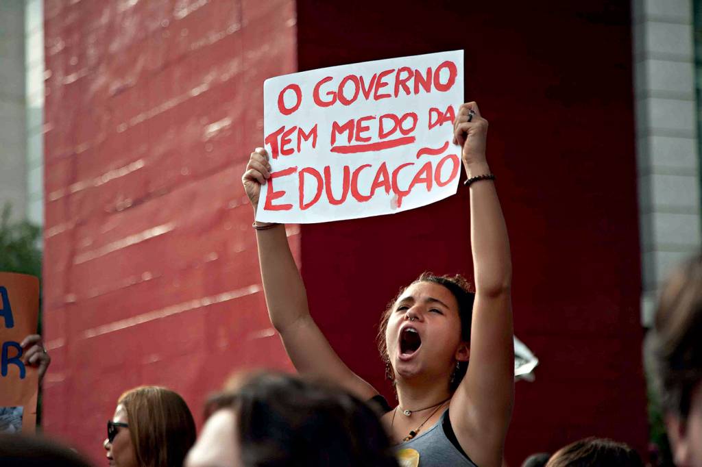 XXX REAÇÃO - Protesto de estudantes: contra a escolha de reitores alinhados com o Planalto -
