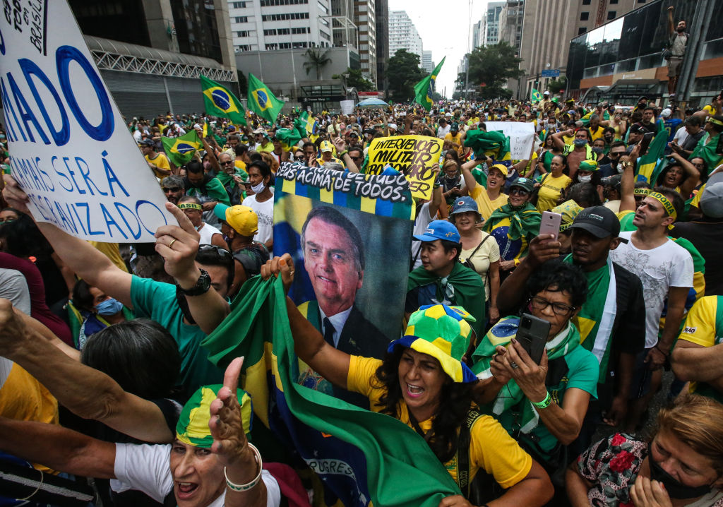 Manifestantes protestam contra o isolamento social e a favor de Bolsonaro na Avenida Paulista, em São Paulo