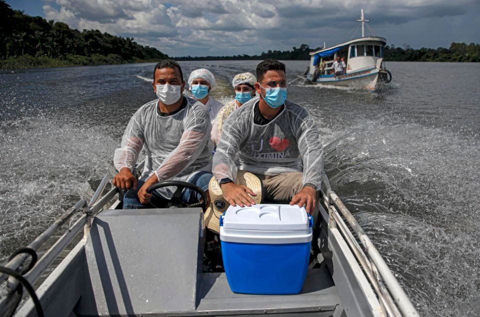 Agentes de saúde levam vacina contra a Covid-19 a comunidade quilombola na fronteira do Pará com o Amazonas