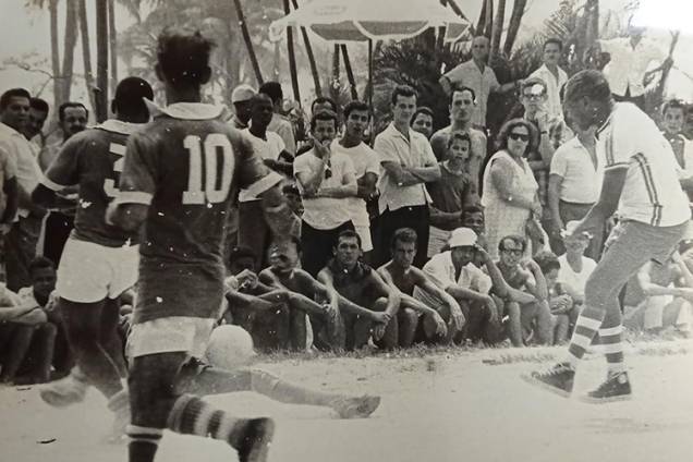 Registro no aterro do Flamengo, chutando para o gol de camisa branca - Registro no aterro do Flamengo, chutando para o gol de camisa branca -