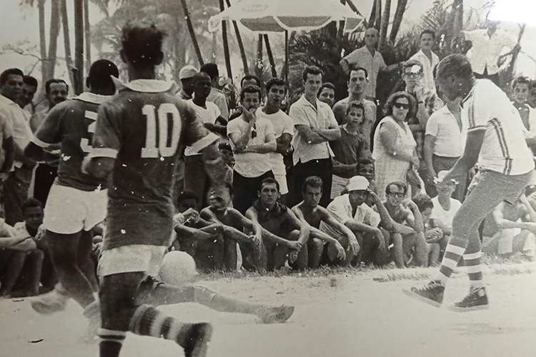 Registro no aterro do Flamengo, chutando para o gol de camisa branca -