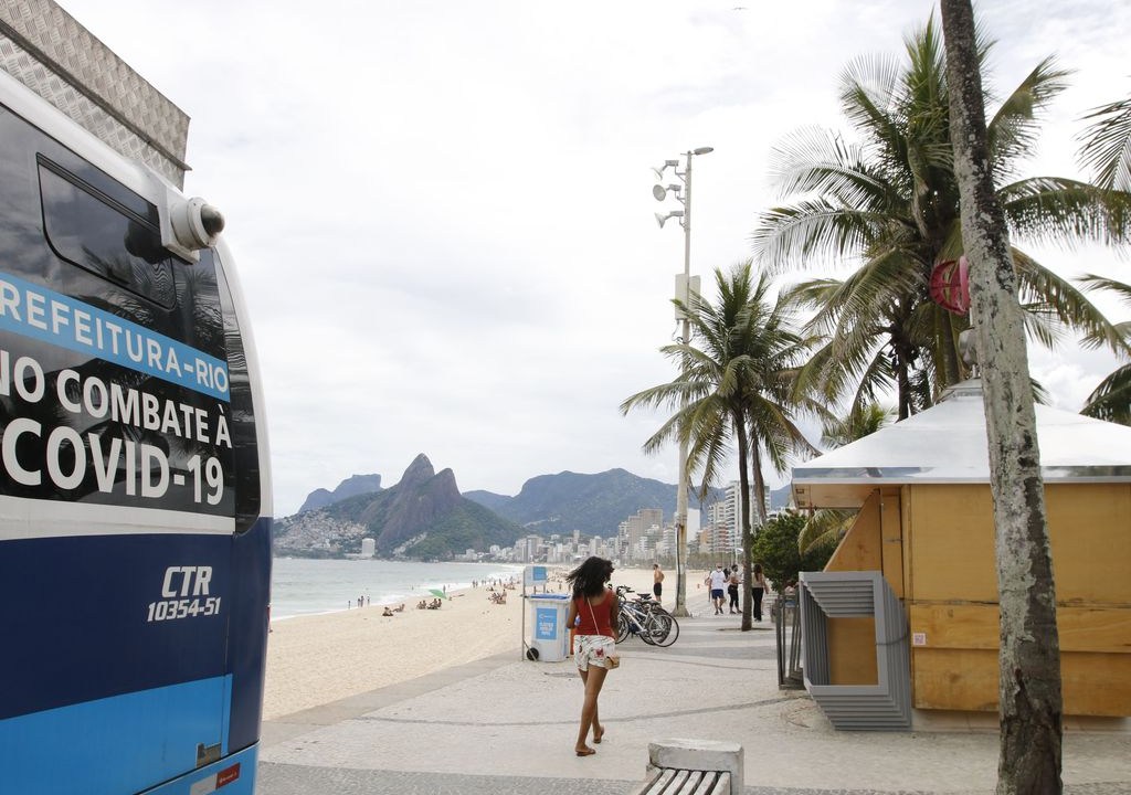 Pessoas em praia do Rio de Janeiro, que estão com os quiosques fechados
