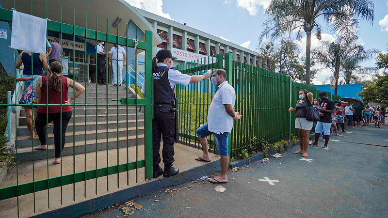 Moradores fazem fila para vacinação em escola estadual de Serrana (SP)