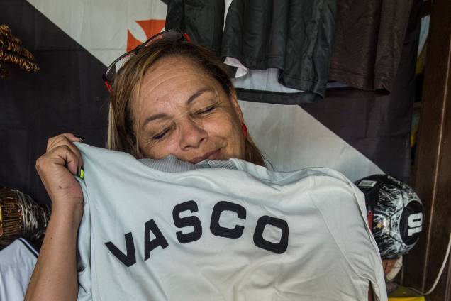 Tereza Borba com uma camisa antiga de goleiro dos tempos de Vasco - Tereza Borba com uma camisa antiga de goleiro dos tempos de Vasco -