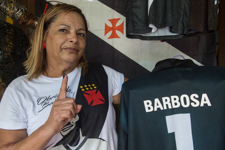 Tereza com uma das dezenas de camisa do Vasco de seu acervo -