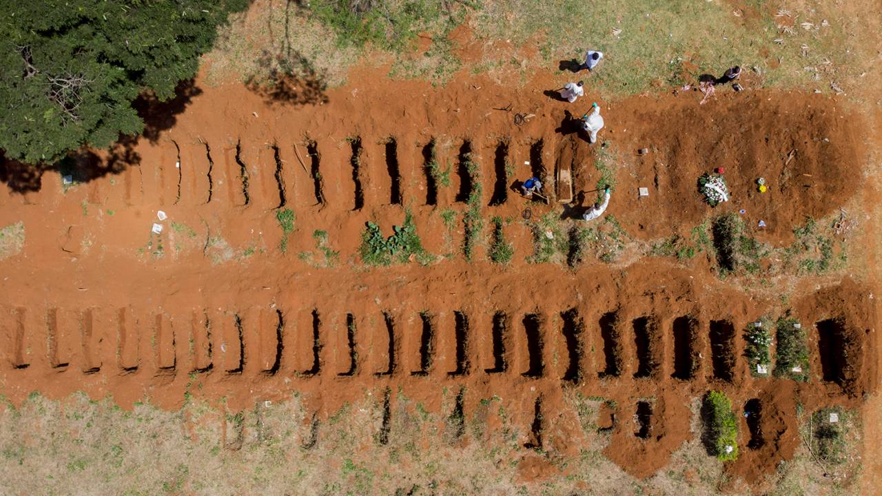 Cemitério da Vila Formosa, o maior da América Latina: a média móvel de mortes diárias chegou a 619 neste sábado, novo recorde desde o início da pandemia