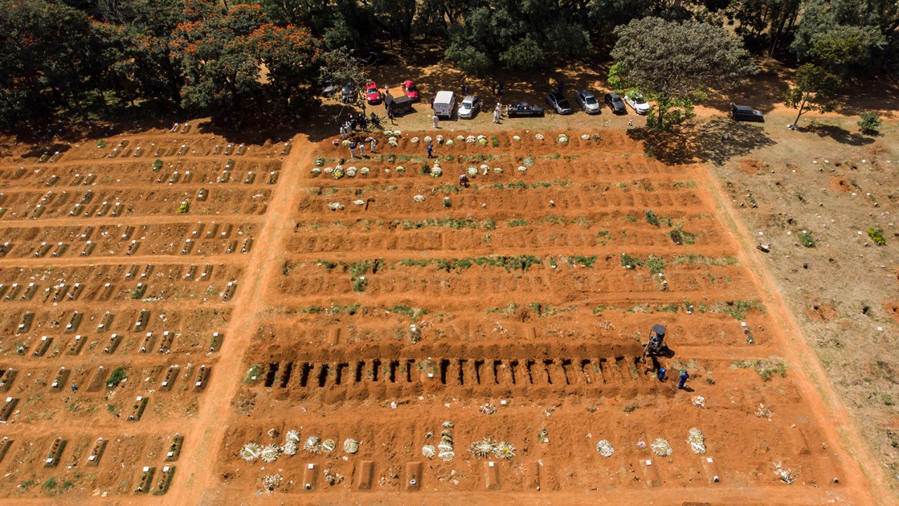 Cemitério da Vila Formosa, o maior da América Latina e responsável pelo sepultamento da maioria dos óbitos causados pela Covid-19 na cidade de São Paulo -