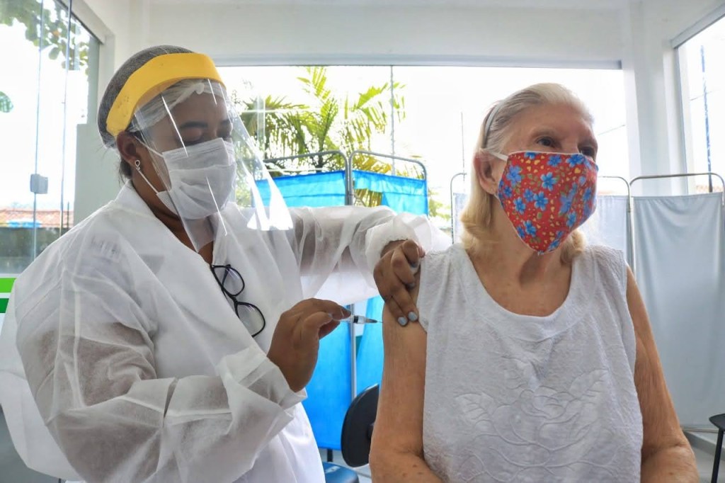 Idosa é vacinada em Santos contra a Covid-19