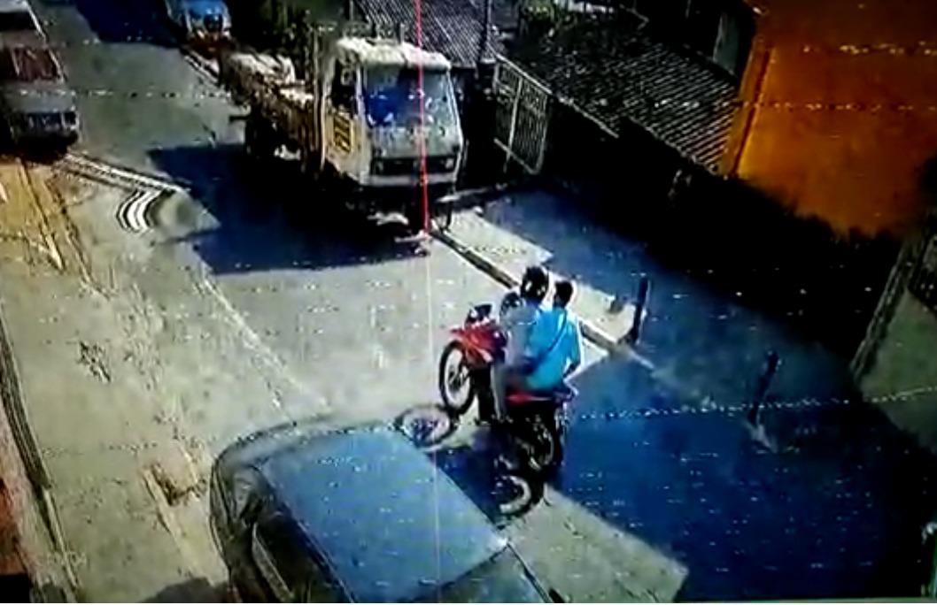 Dupla em moto apontada pela polícia como autora do roubo de vacinas.
