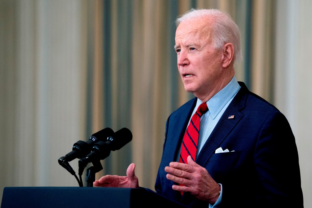 O presidente dos EUA, Joe Biden, faz comentários sobre o tiroteio em massa em Boulder, Colorado, no State Dining Room da Casa Branca.