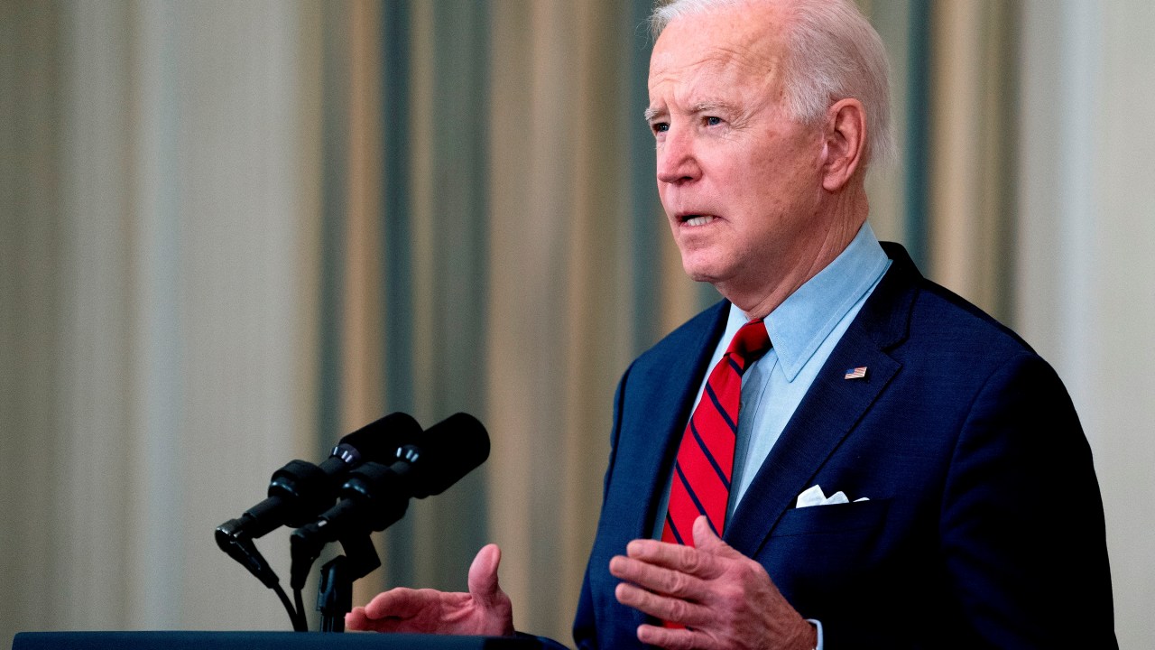 O presidente dos EUA, Joe Biden, faz comentários sobre o tiroteio em massa em Boulder, Colorado, no State Dining Room da Casa Branca.