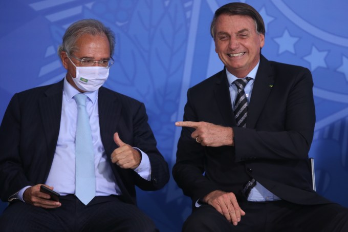 O ministro da Economia, Paulo Guedes e o  presidente da República, Jair Bolsonaro, durante o lançamento dos programas CODEX e SUPER.BR e do 8º Revogaço no Palácio do Planalto.