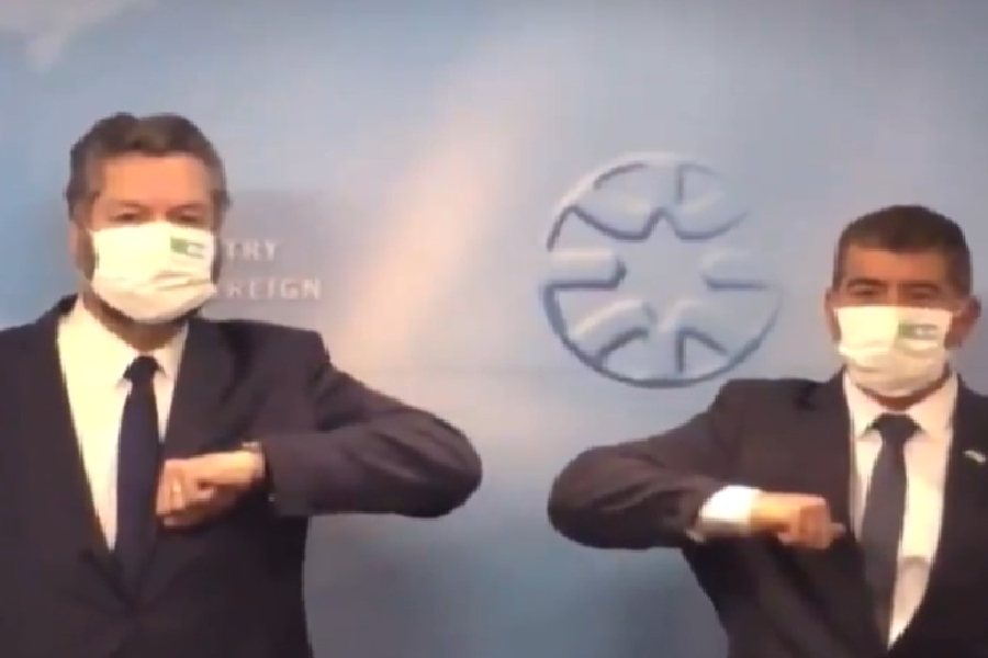 Ministro das Relações Exteriores, Ernesto Araújo, e o chanceler israelense, Gabi Ashkenazi, posam para foto depois de Araújo levar "esporro" por não usar máscara