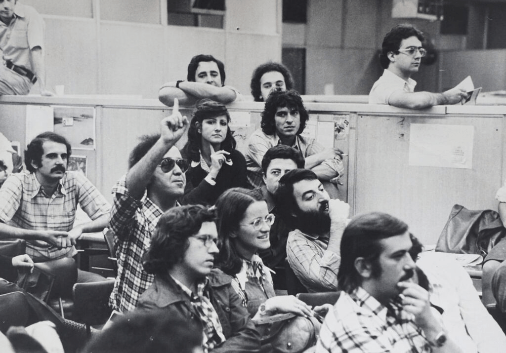 Mayrink pede a palavra na redação da VEJA, em 1975