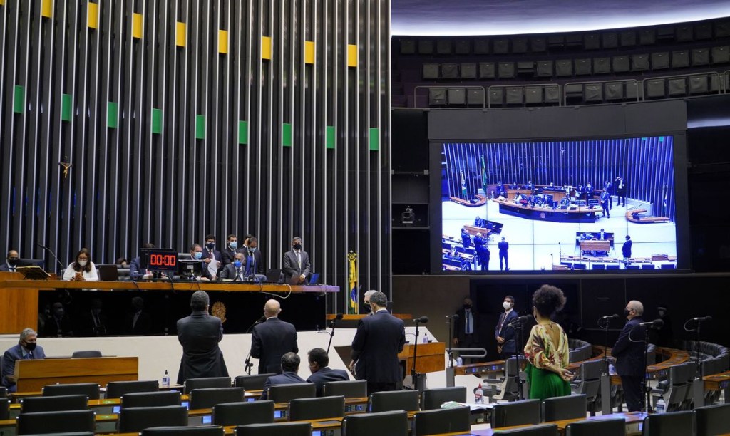 Deputados durante sessão da Câmara dos Deputados nesta terça - 09/03/2021