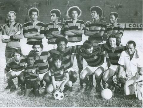 Combinado entre Fluminense e Vitória, em 1976: Andrada, Carlos Alberto Torres, pintinho, Joãozinho, altivo e Rodrigues Neto. Em baixo, Osni, Rivelino, PC Caju, Fischer e Dirceu