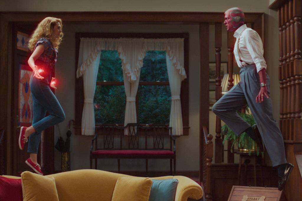 Visão (Paul Bettany) e Wanda (Elizabeth Olsen) em 'WandaVision' -