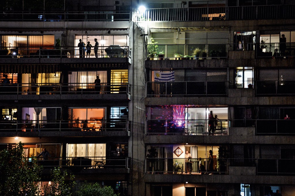 PELA JANELA - Pessoas isoladas em seus apartamentos, em Montevidéu: a quarentena como temática universal -